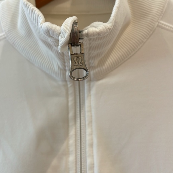 Lululemon Athletica White Zippered Jacket—Pockets—Great Fabric & Style—EUC - Picture 3 of 6